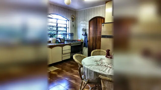 Cozinha da casa principal com bancada bar