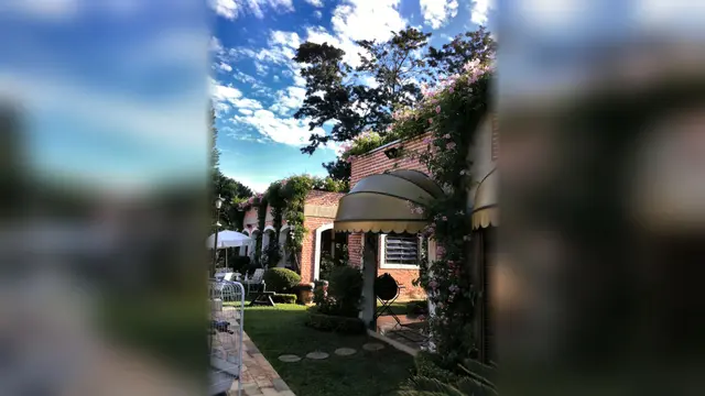 Salão de pizza com saída para a área da piscina